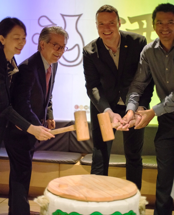 El cónsul HIROYUKI MAKIUCHI, su mujer, Roger Ortuño y Candido Martinez, director de Shibui rompen la tapa del tonel de sake en la ceremonia kagami viraki
